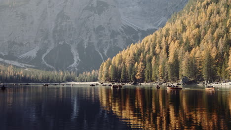 Un-Lago-Encantador-Con-Un-Impresionante-Reflejo-En-La-Superficie-Del-Agua