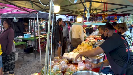 un vibrante mercado de comida callejera con vendedores ocupados