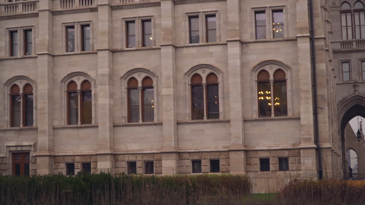 헝가리의 놀랍도록 웅장한 부다페스트 의회 건물의 정면 - 와이드 샷