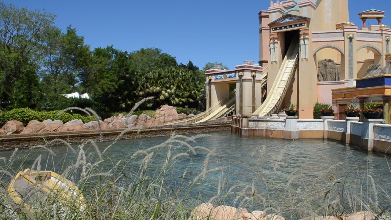 Scivoli a tema pascolo sulle colline, un'attrazione. Orlando. Orlando, USA. SeaWorld è il parco marino che include parchi di mammiferi, oceanari, parchi di animali marini e parchi divertimento