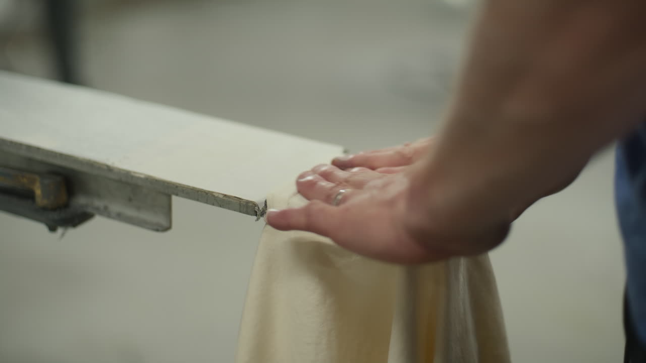 画面印刷機にtシャツのポケットを置く男性