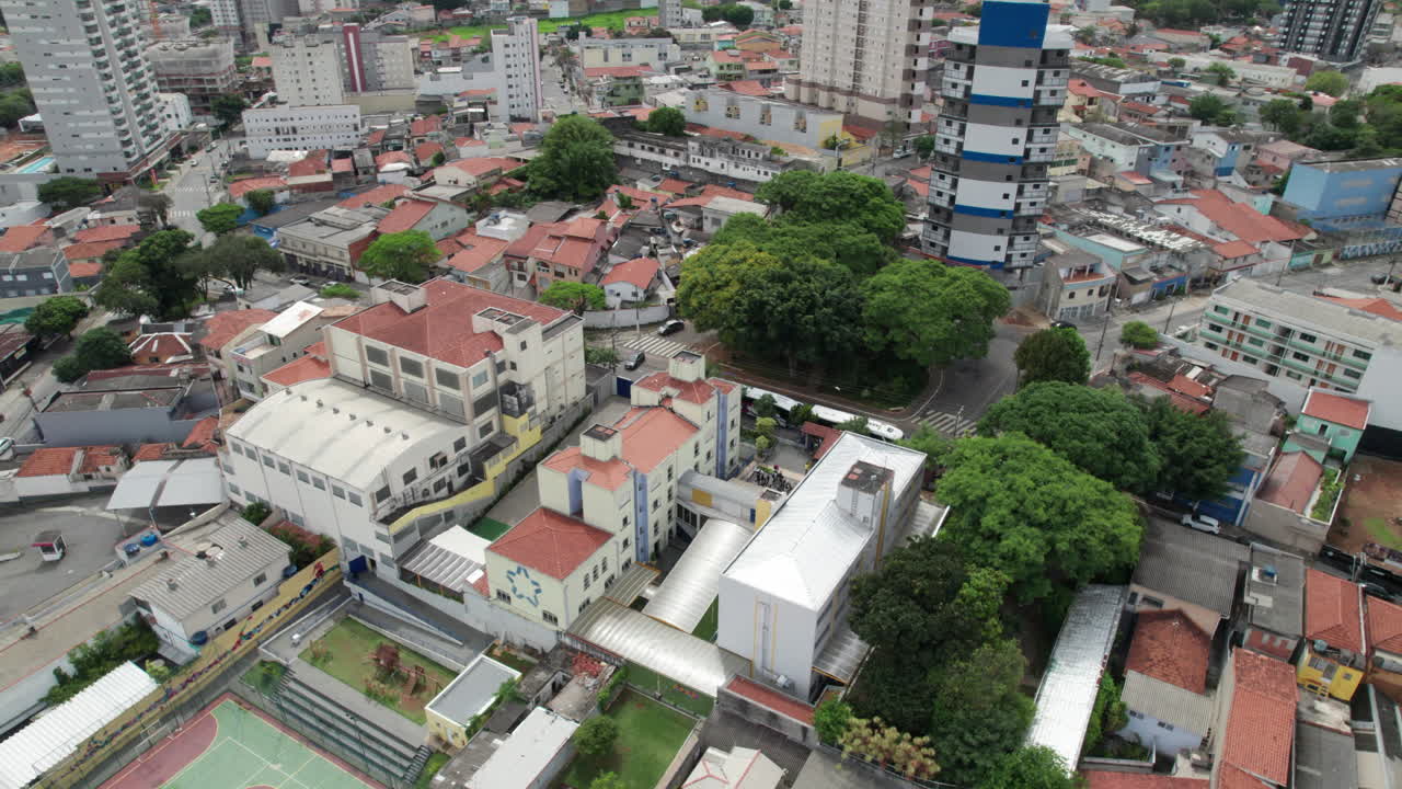 Vista Aérea de um Bairro Urbano Densely Povoado no Brasil.
