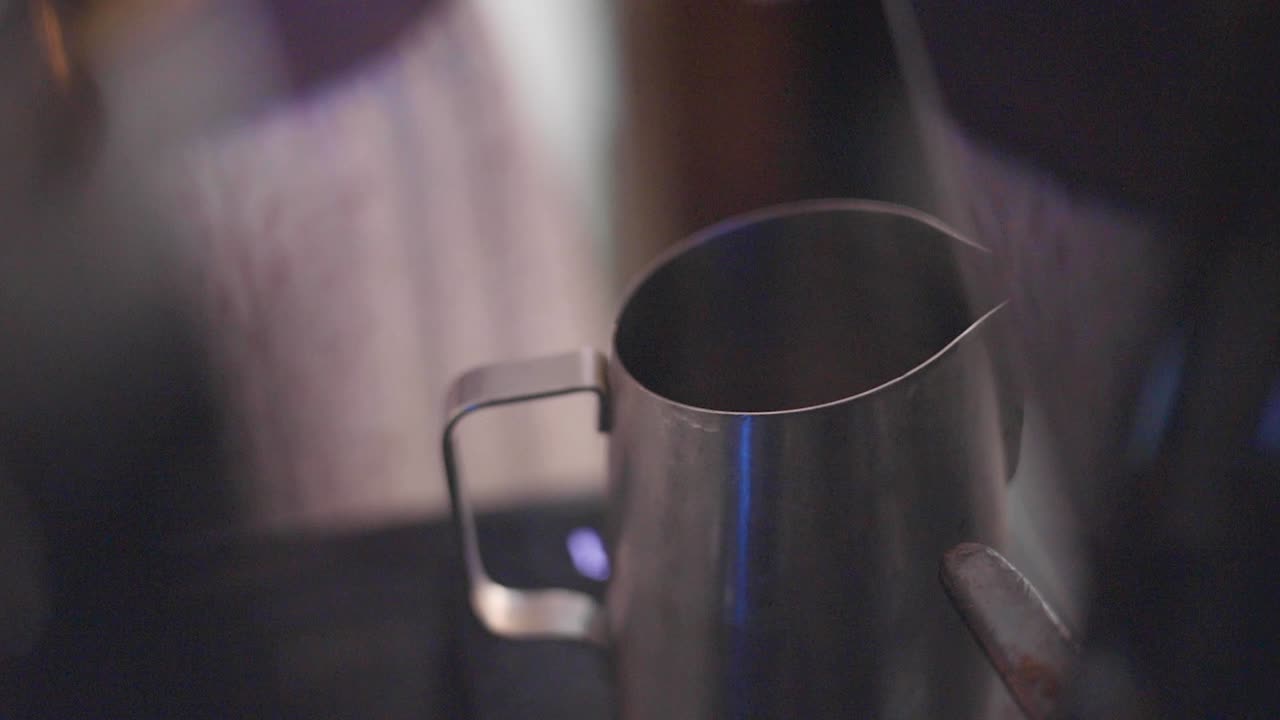 냄비에 뜨거운 물을 붓고