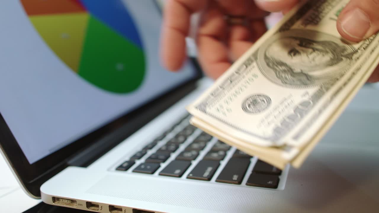 concepto de éxito empresarial. hombre mostrando un montón de billetes de cien dólares