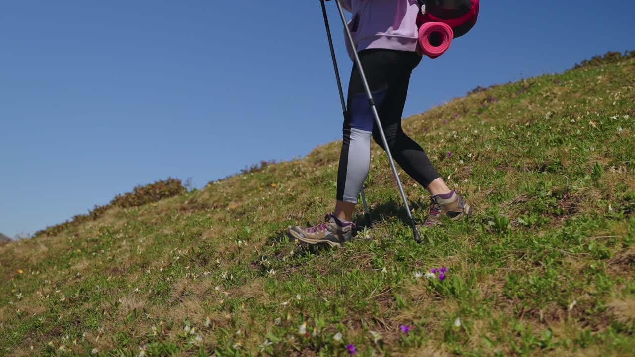 산에서 하이킹하는 여자