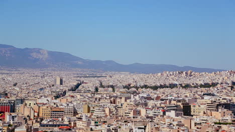 Amplia-Toma-De-Establecimiento-De-Atenas,-Grecia,-Bajo-Un-Sol-Brillante-1