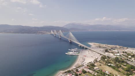 Vista-Aérea-Alrededor-Del-Puente-Rion-antirion-En-Patras,-En-La-Soleada-Grecia---Dando-Vueltas,-Disparo-De-Drones