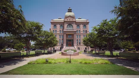 Weitwinkelaufnahme-Des-Tarrant-County-Courthouse-In-Fort-Worth,-Texas