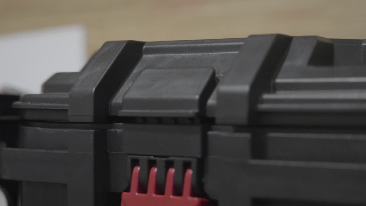 Open and unblocked hinge on a storage bin