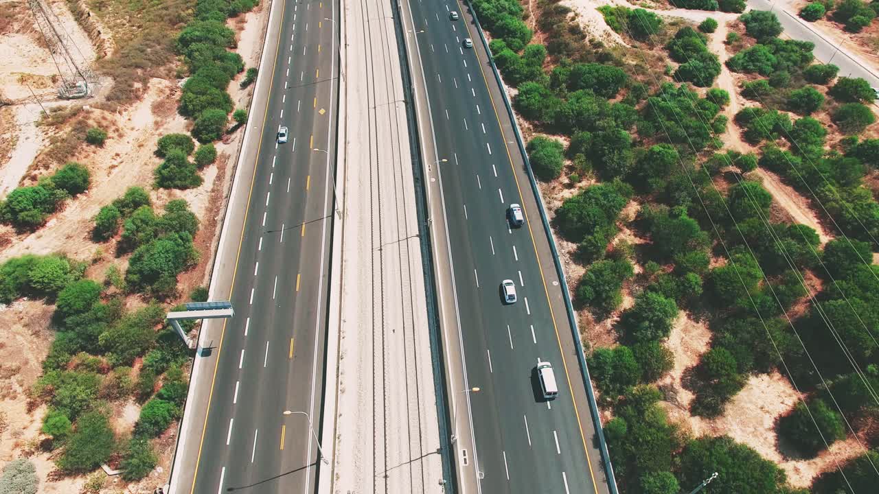 inclinare verso il basso l'antenna sulle auto che viaggiano sulle autostrade