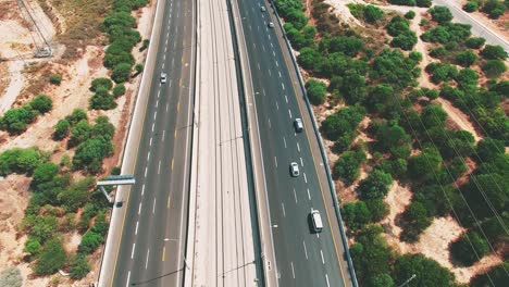 antena inclinada hacia abajo en automóviles que circulan por carreteras