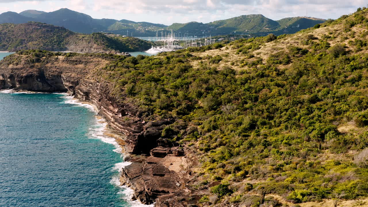 요트, 범선, 정박지, 만, 절벽이 보이는 카리브해 앤티가에 있는 영국 항구의 햇살 가득한 공중 촬영