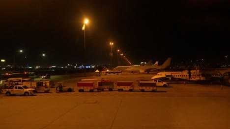 aviones y vehículos en el aeropuerto de suvarnabhumi por la noche