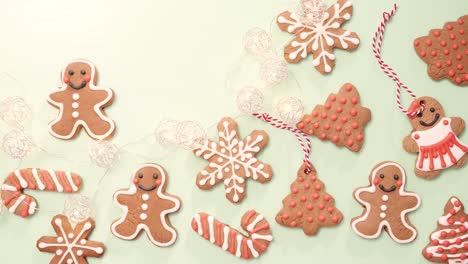 galletas de pan de jengibre tradicionales hechas en casa como regalos de comida sobre un fondo azul