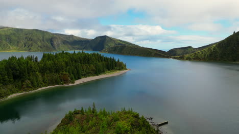 la vista del lago de fuego en la isla de sao miguel, en las azores