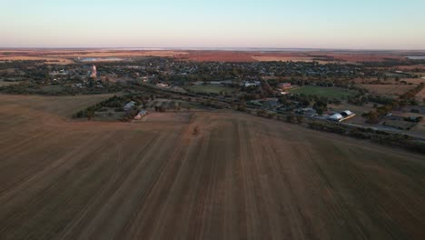 Antena-Hacia-La-Pequeña-Ciudad-De-Campo-Mar-Lago-Amanecer,-Victoria-Australia