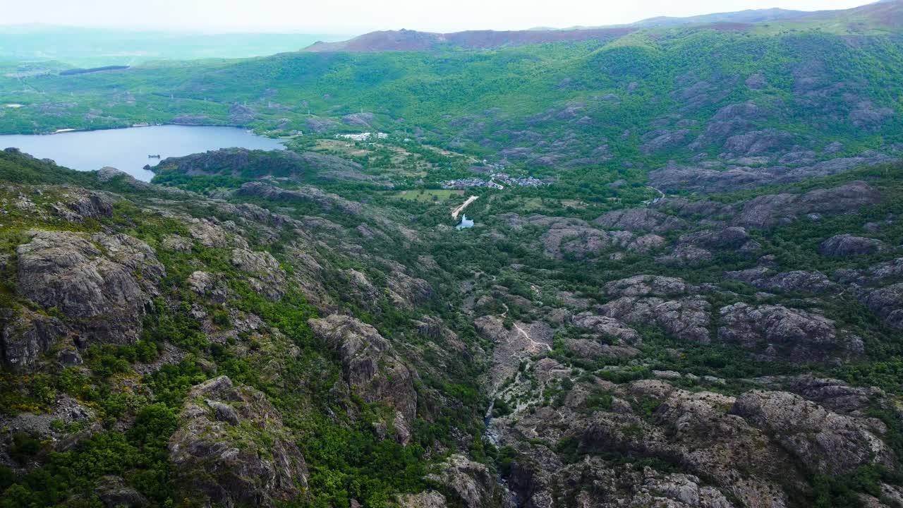 la ciudad de ribadelago en la distancia detrás del río río terra lago y cañón