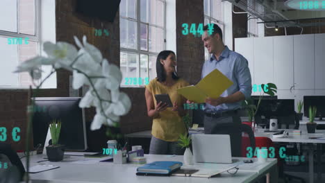 animación del procesamiento de datos financieros sobre diversas personas de negocios en la oficina