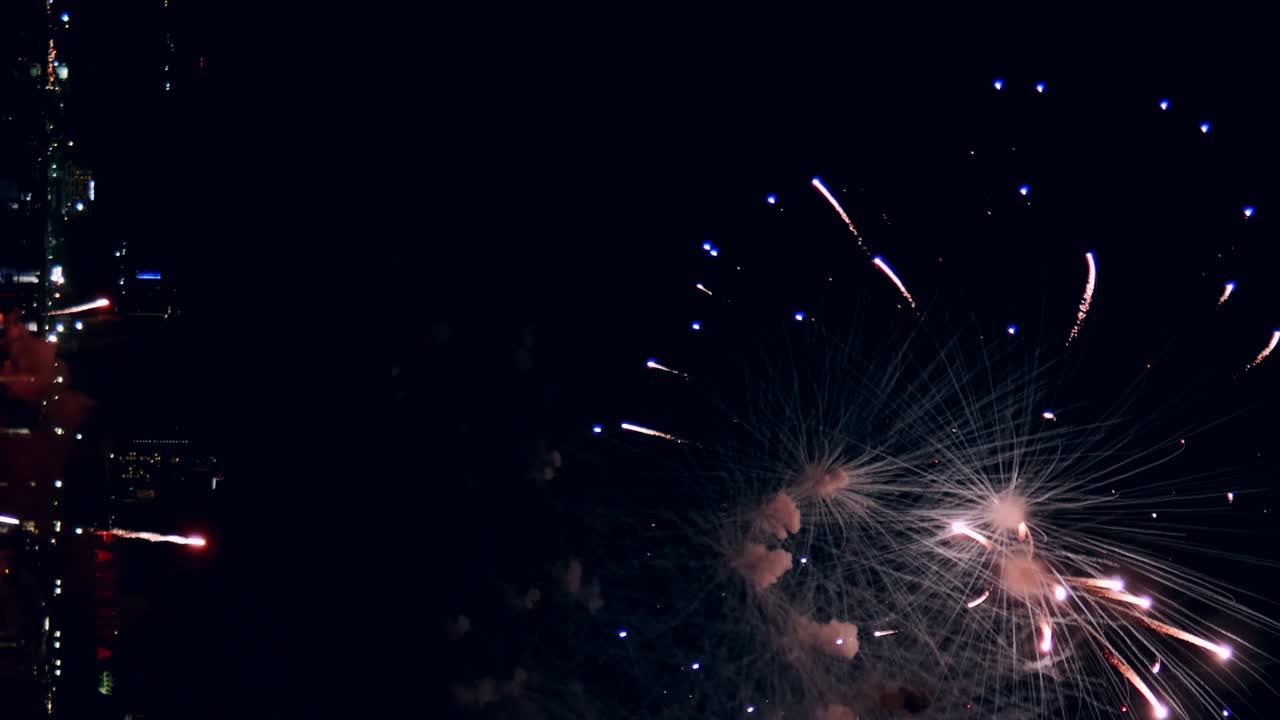 exhibición de fuegos artificiales para la celebración de la víspera de año nuevo con un gran espectáculo de fuegos artificiales multicolor abstracto con luces bokeh en el cielo nocturno