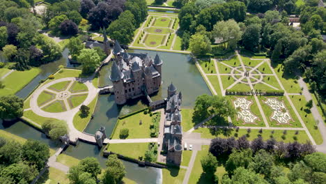 Impresionante-Antena-De-Un-Hermoso-Castillo-De-Cuento-De-Hadas-Rodeado-Por-Un-Jardín-Verde