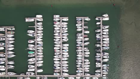 Boote-Aufgereiht-Am-Dockingterminal-Im-Hafen-Von-Howth,-Dublin,-Irland