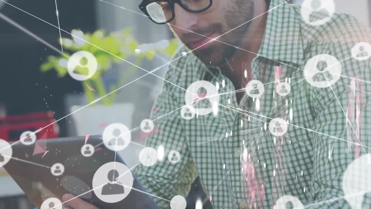 animación de la red de conexiones con iconos sobre el hombre caucásico usando tableta