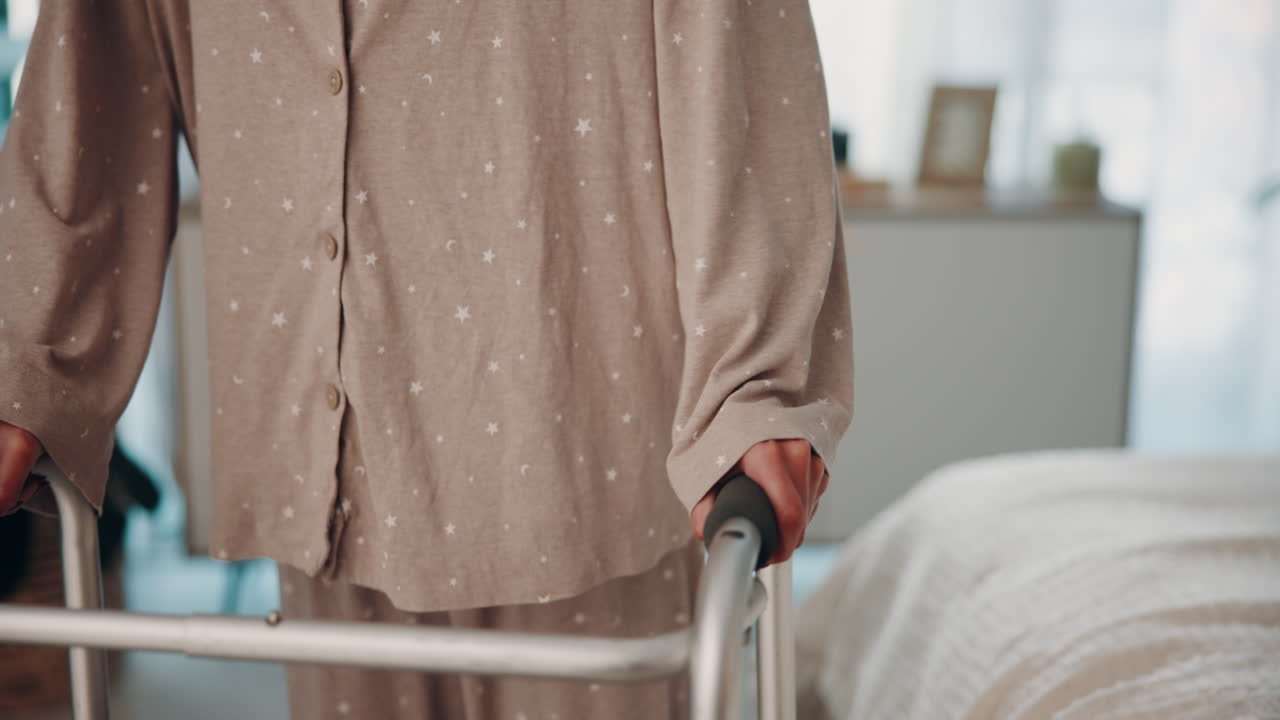 노인 여성이 침실에서 워커와 함께 고 있다