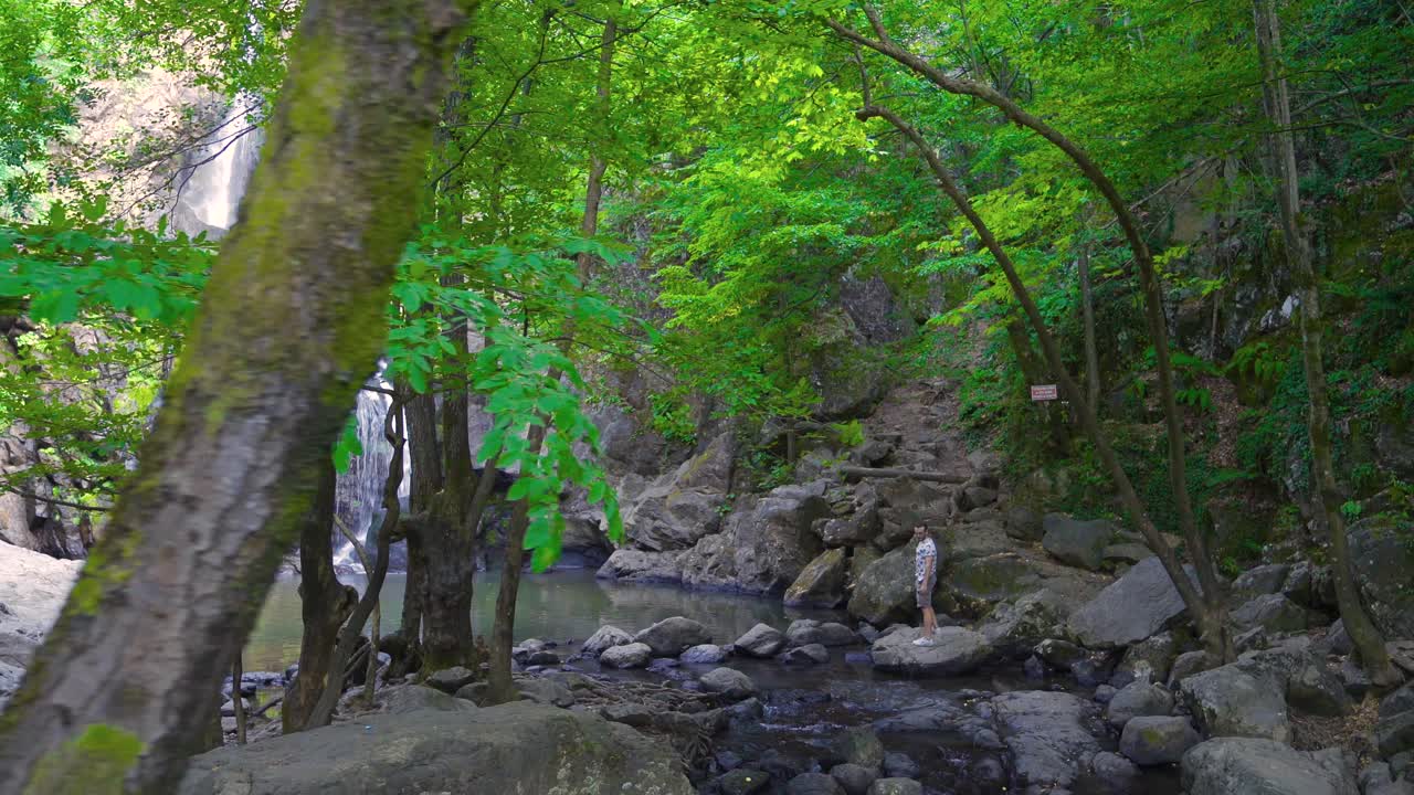 폭포를 가진 행복한 남자.