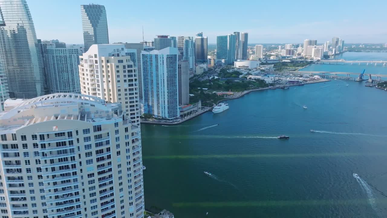 complejo de condominios de gran altura frente al mar, hotel y parque frente a la bahía en miami, florida, estados unidos