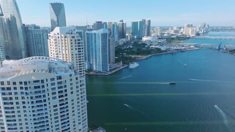 complexo de condomínios de alta altura à beira-mar, hotel e parque bayfront em miami, flórida, eua