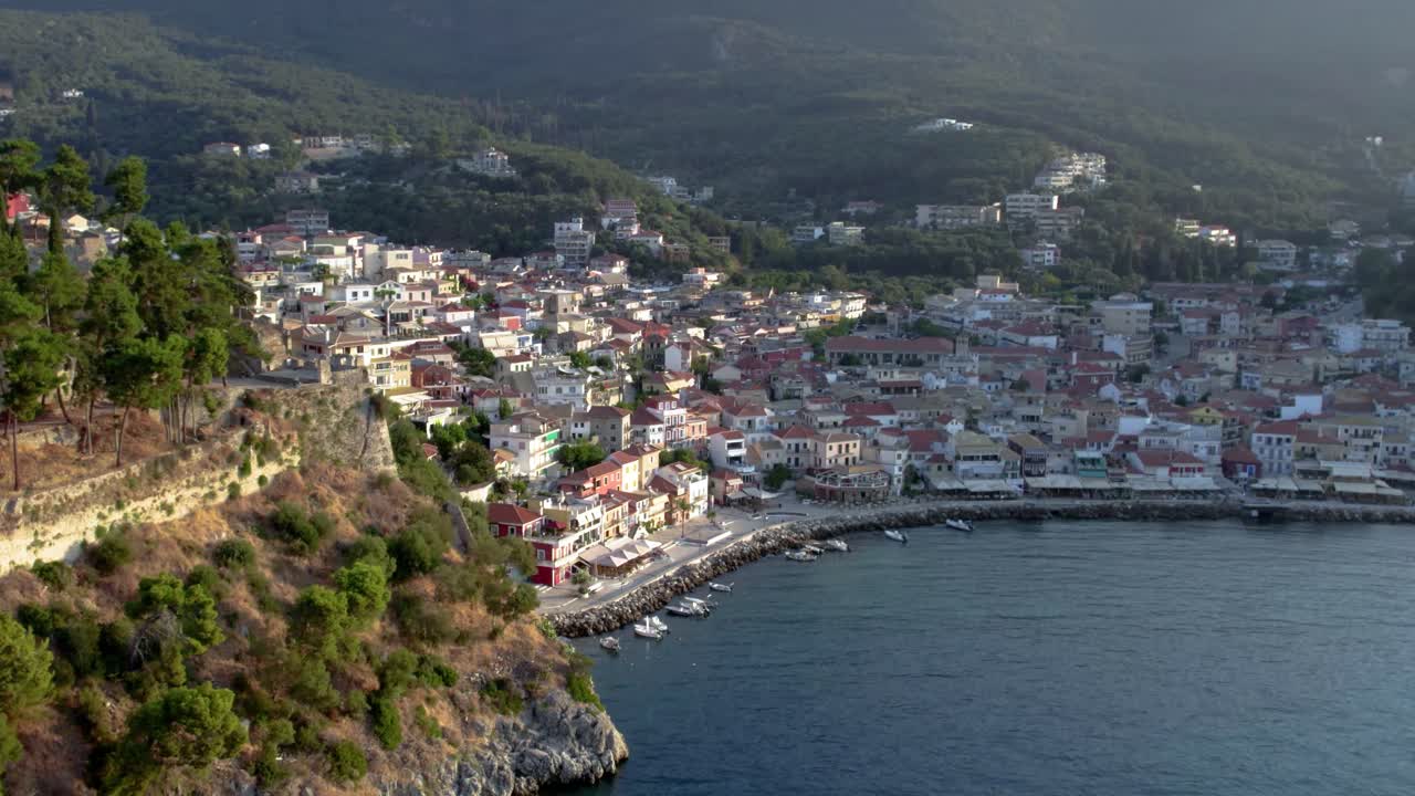 parga preveza, grecia, vista aérea de la ciudad antigua y la fortaleza veneciana