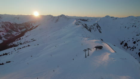 Paisaje-Invernal-En-La-Estación-De-Esquí-De-Saalbach-hinterglemm,-Austria---Toma-Aérea