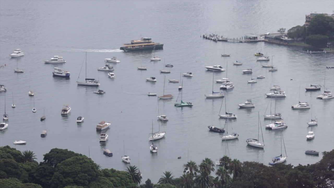 보트가 제자리에 정박하고 페리 보트가 부두에 접근합니다.