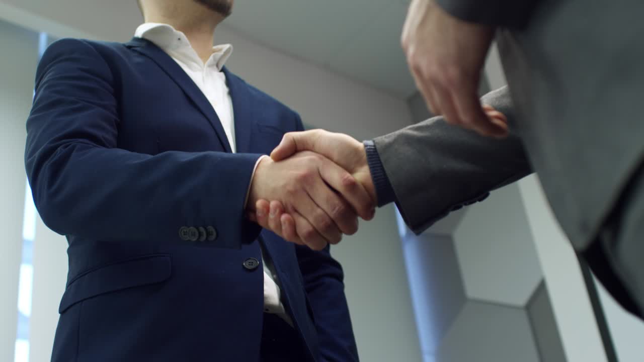 dos socios de negocios estrechando la mano