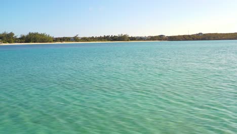 Drone-Hacia-La-Playa,-Perfil-Exuma,-Bahamas,-4k,-Uhd