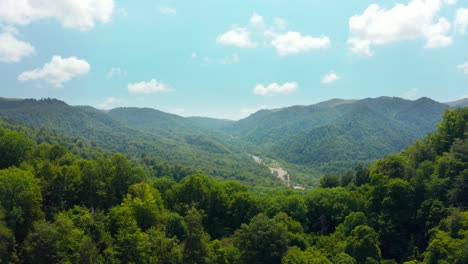 Luftüberflug-über-Blick-Auf-Dichte-Grüne-Bewaldete-Berge-In-Der-Region-Kachetien-In-Georgien