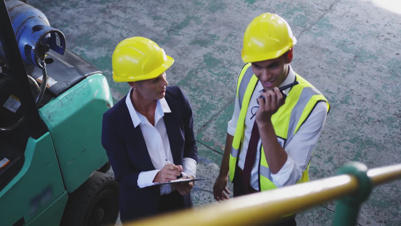 mujeres y hombres gerentes de almacenes en la discusión 4k