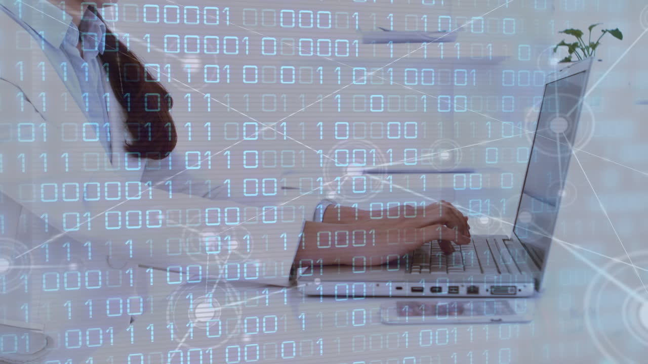 animación del procesamiento de datos y la red de conexiones a través de una mujer de negocios caucásica que usa una computadora portátil