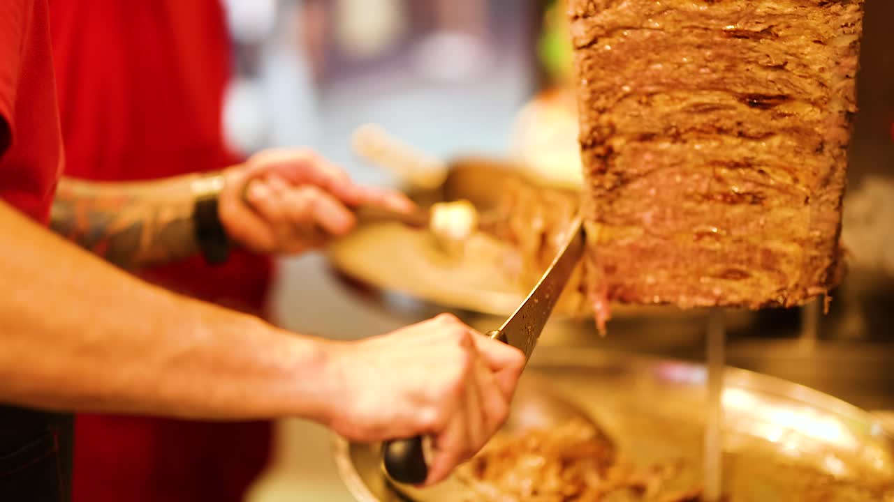 푸켓의 거리 음식 시장에서 케 고기를 잘라내는 셰프