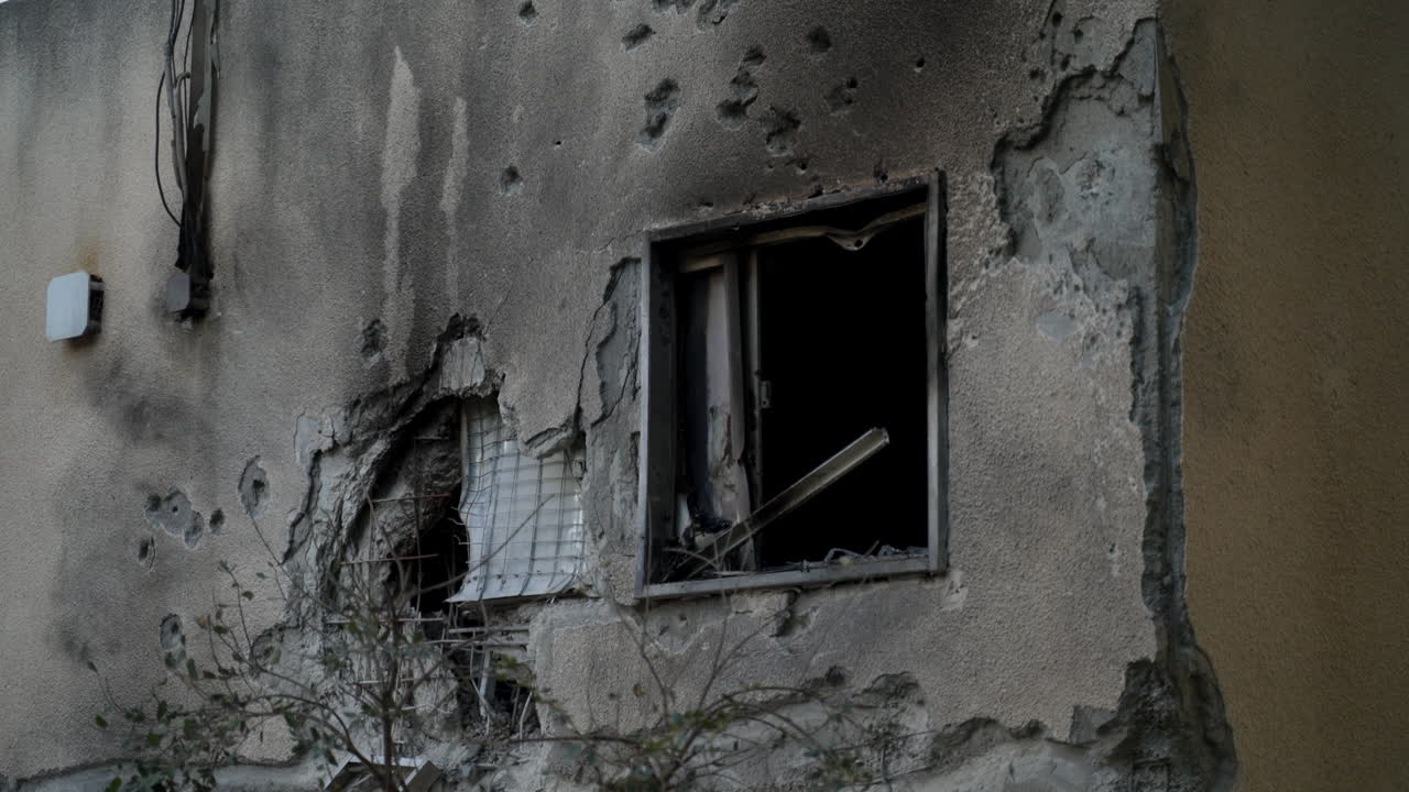 하마스 공격으로 총알이 린 키부츠의 한 집 벽