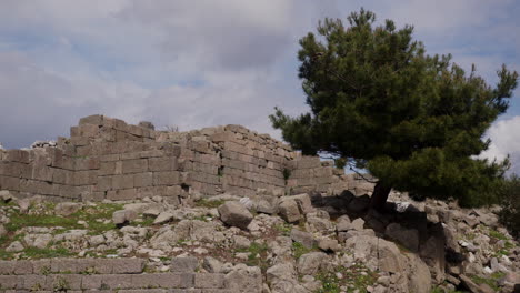 Muros-De-Piedra-A-Lo-Largo-De-Una-Ladera-En-Pérgamo