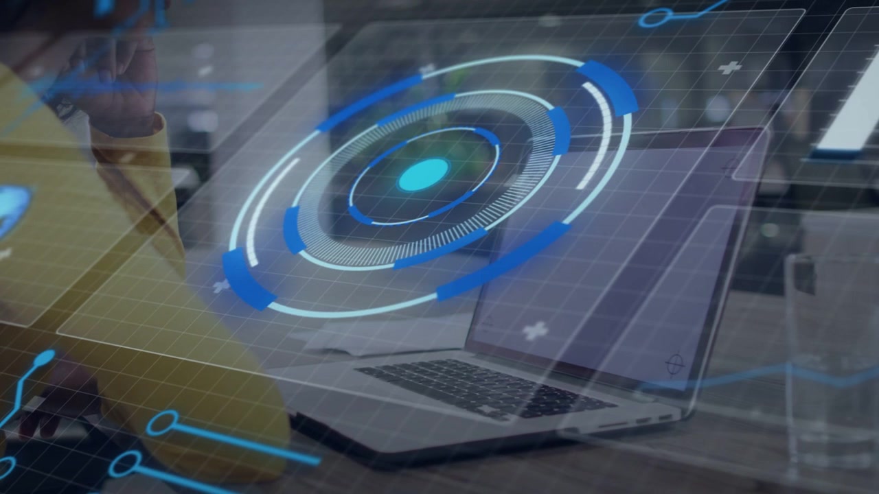 Donna di mezza età che tiene il telefono alla scrivania, avviando il caricamento di un HUD AR sul laptop per una dimostrazione tecnologica