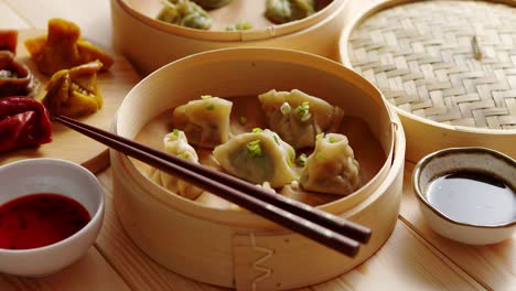 traditionelle chinesische knödel, serviert im hölzernen bambusdämpfer