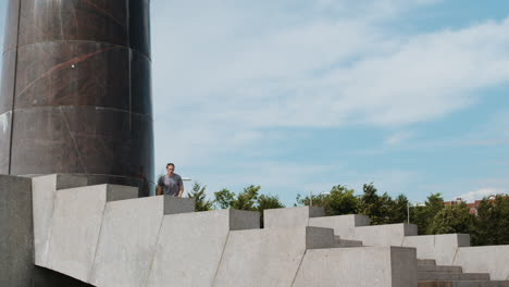 Hombre-Haciendo-Parkour-Al-Aire-Libre