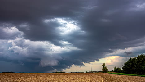 Lettlands-Ackerlandlandschaft-Inmitten-Stürmischer-Himmel-Und-Bedrohlicher-Kumulonimbuswolken