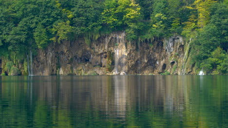 Waterfall-in-Plitvice-Lakes,-Croatia.