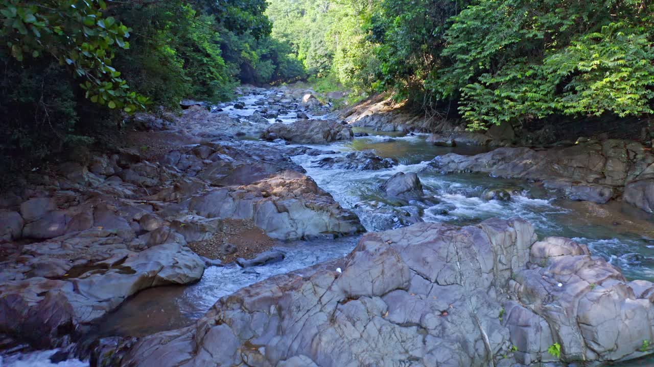 vuelo de drones de ángulo bajo sobre río higuero, la cuaba en república dominicana