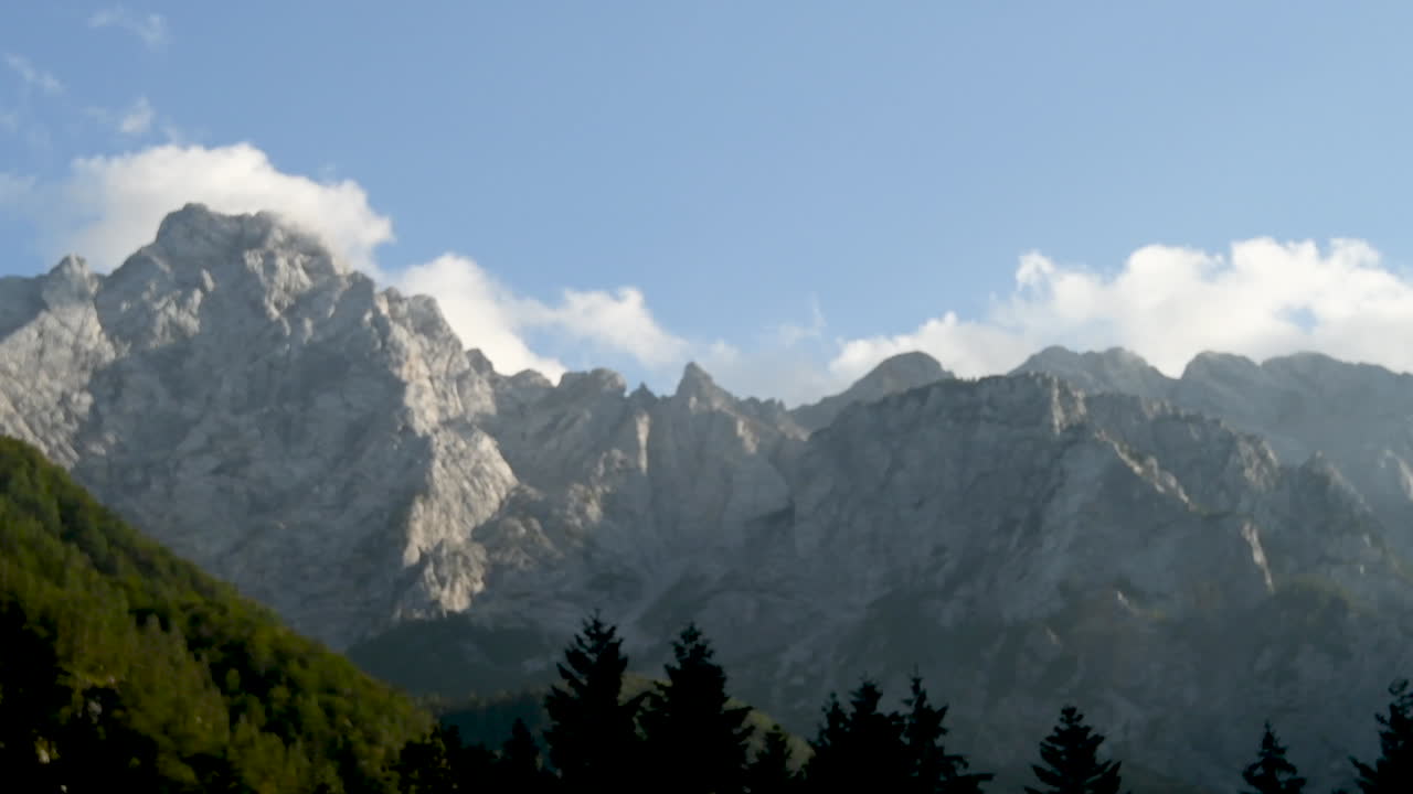 Nuvole in time-lapse sopra la cima di una montagna al tramonto, Ojstrica nelle Alpi di Kamnik-Savinja, Slovenia, Logarska dolina, Alpi Europee