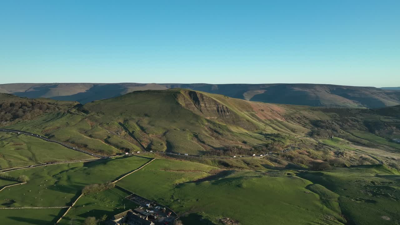 espectacular vista aérea de mam tor en el distrito de peak, reino unido