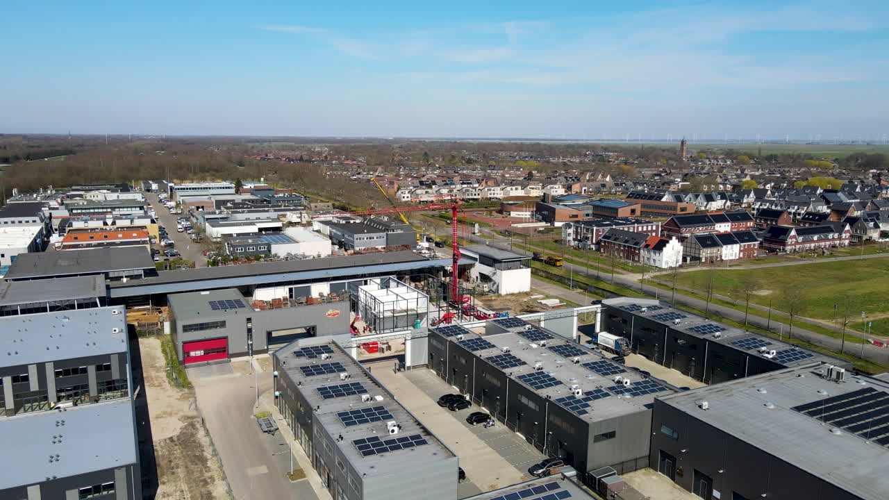 Nybygget industriområde med solpaneler på taget.